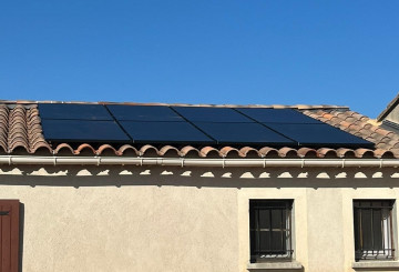 Vue de panneaux solaires sur toit d'une maison en Avignon