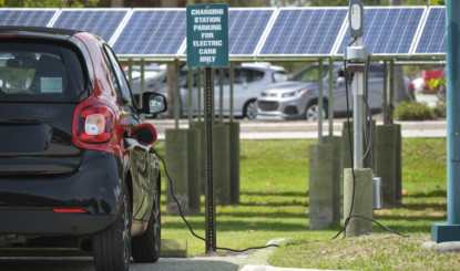 combien de panneaux solaires pour recharger une voiture électrique o2toit