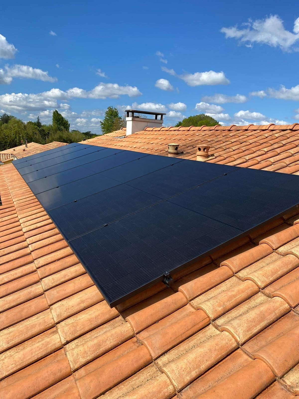 Installation de 8 panneaux solaires AEG 500W en Loire Atlantique- Avril 2024